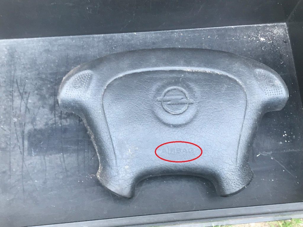Kennzeichnung eines Airbagpralltopfes