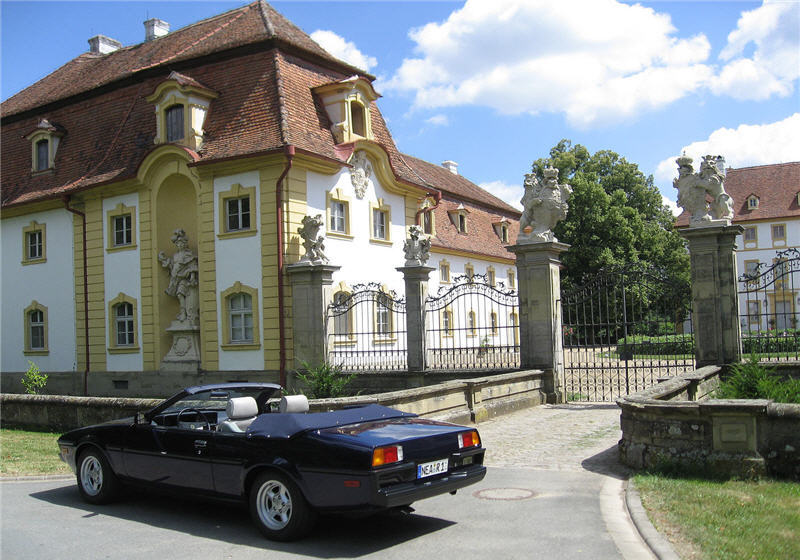 Bitter SC Cabrio vor Schloss Ullstadt, Heckansicht Foto: Reiner Köstner