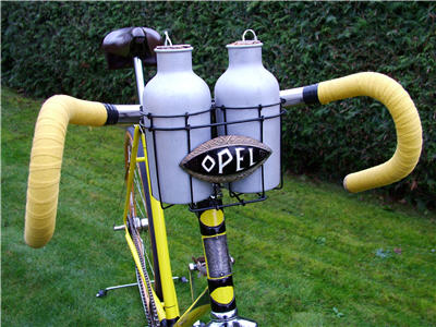 Gut abgehangen: Historische Opel-Fahrräder warten im Werk auf ihre Restaurierung.